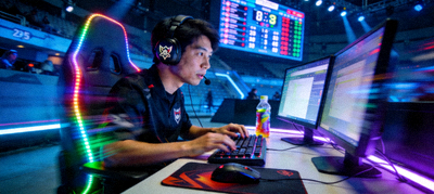 电竞比赛现场选手专注操作的场景