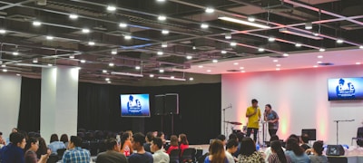 一群球迷在酒吧内欢呼庆祝进球的热闹场面