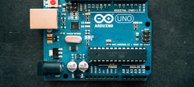 分析师正在电脑前研究复杂的赛事数据报表