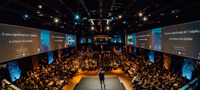 记者在足球场边进行现场采访报道