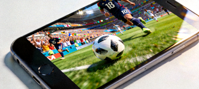 手机屏幕上正在播放高清足球比赛直播